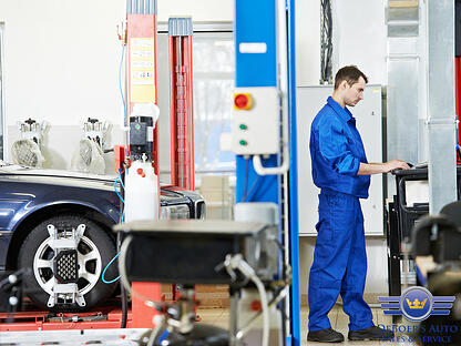 Mechanic_working_with_computer